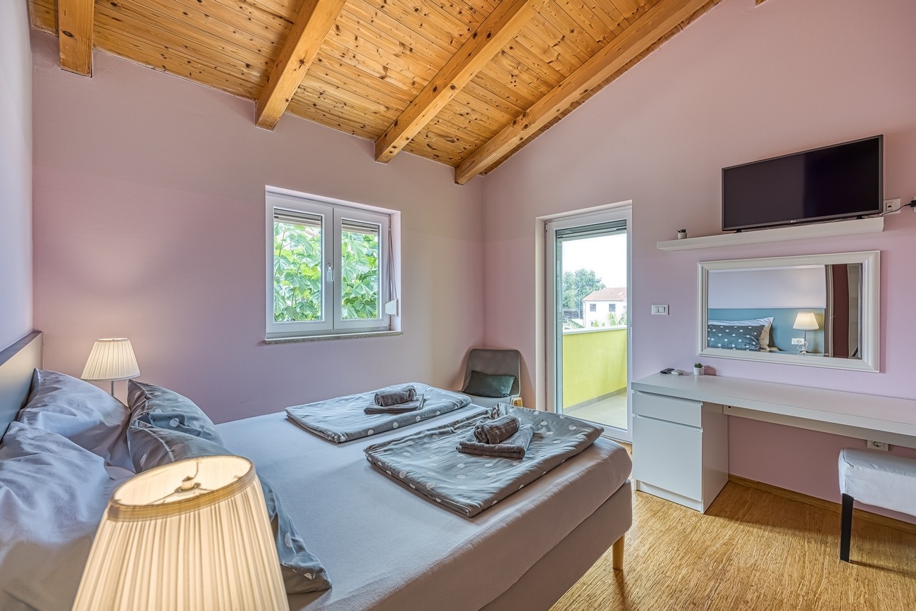 Four bedroom house with terrace Antonci, Poreč  K