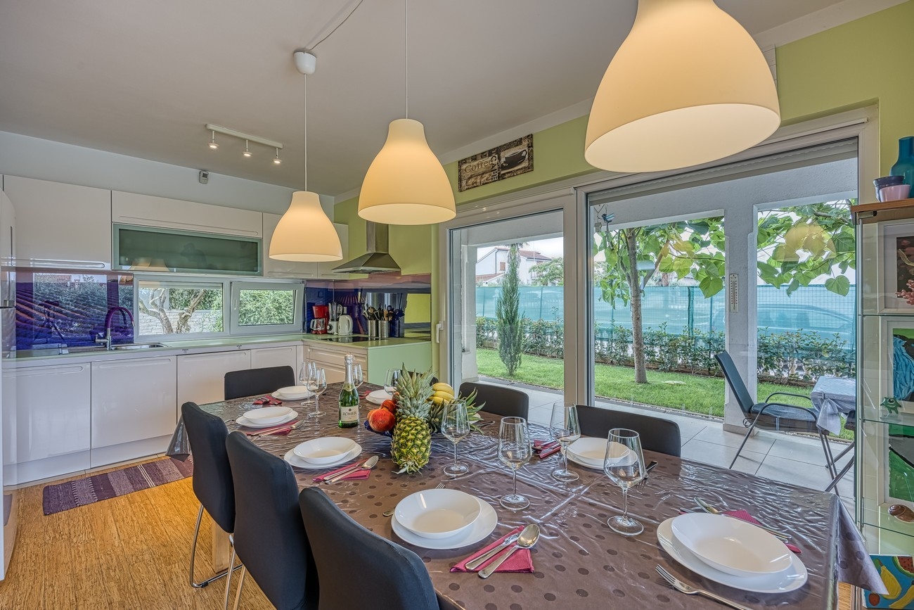 Four bedroom house with terrace Antonci, Poreč  K