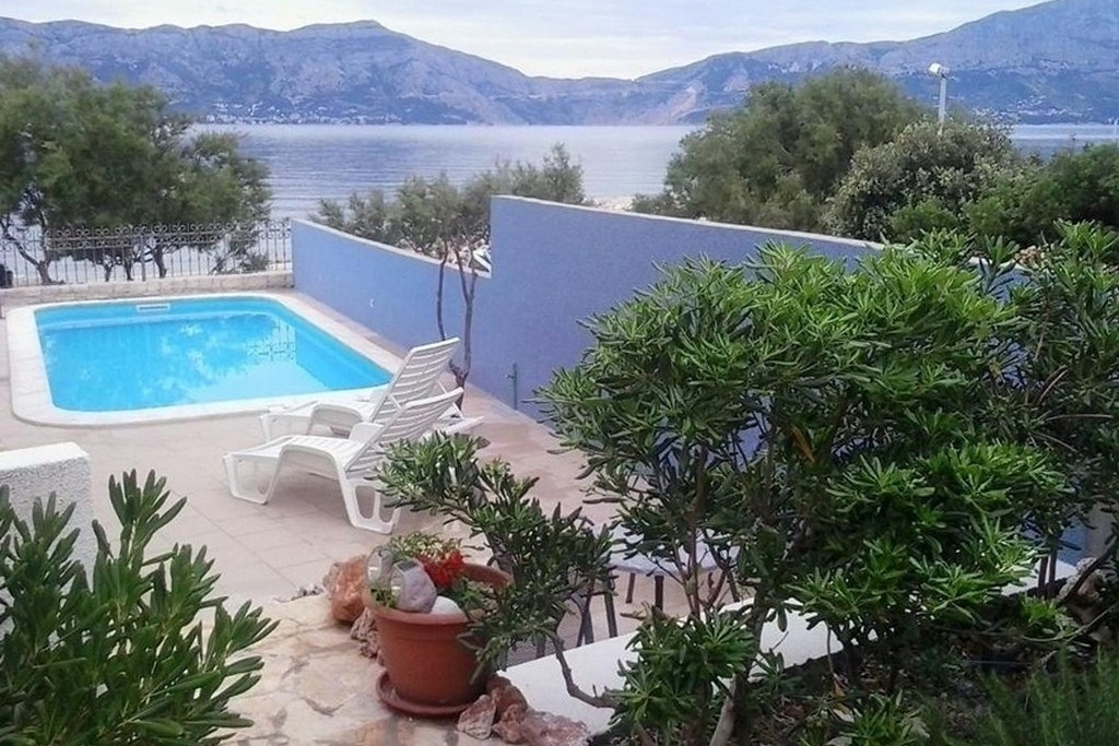Two bedroom apartment near beach Povlja, Brač (A-24248-b)