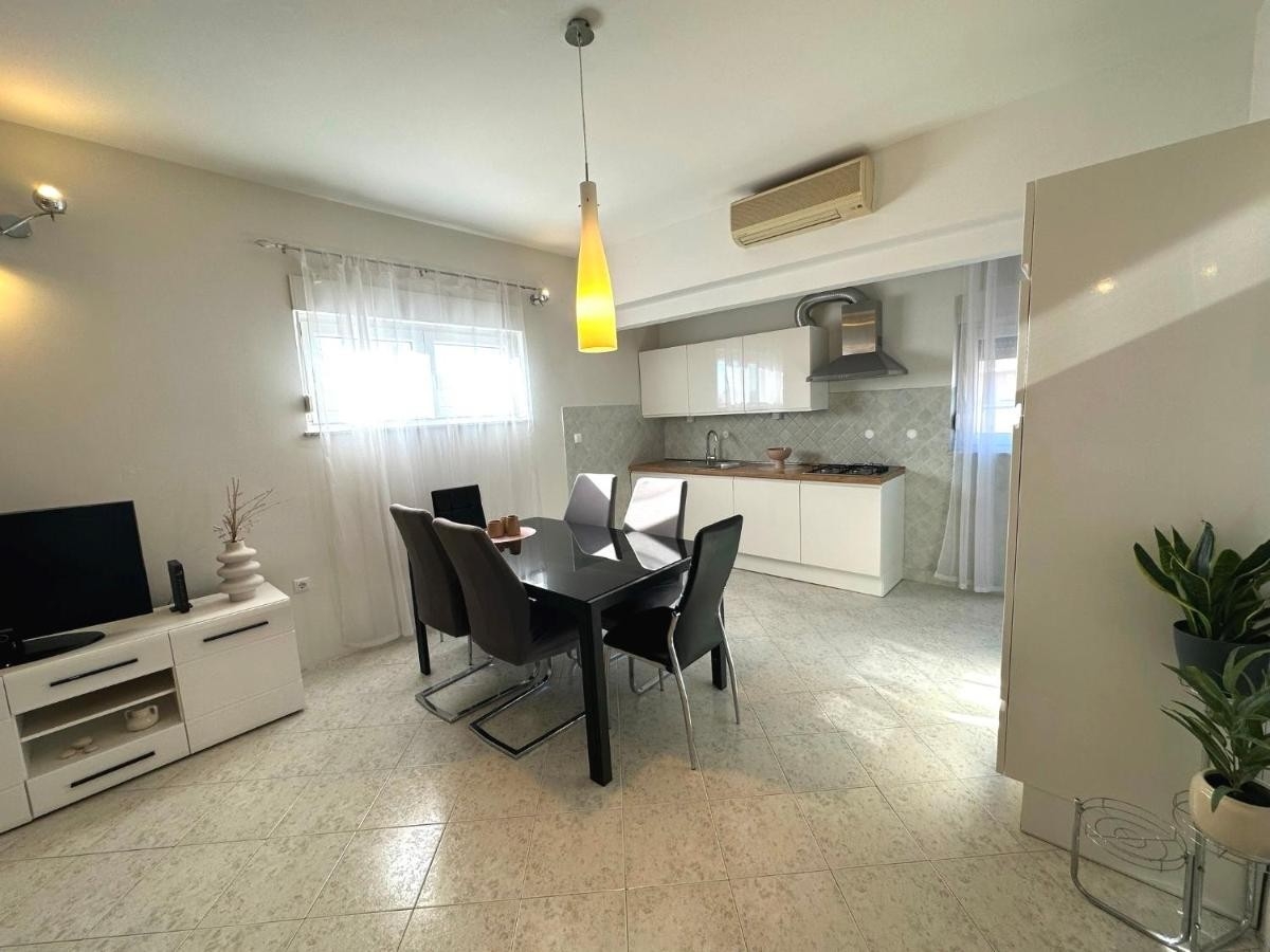 Trosobni apartman s balkonom i pogledom na more Zadar  A-a