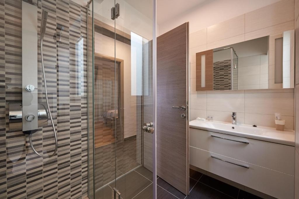 Three bedroom apartment with terrace and sea view Arbanija, Čiovo  A-a