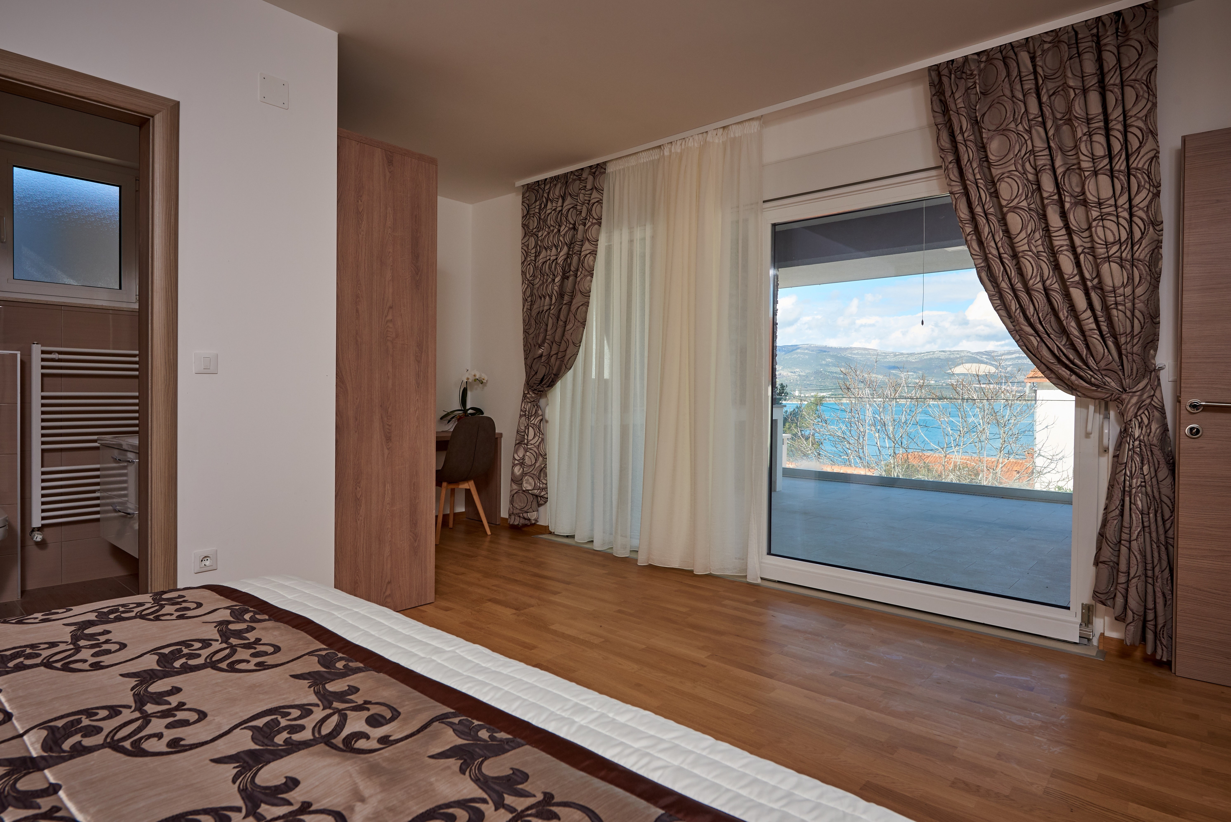 Three bedroom apartment with terrace and sea view Arbanija, Čiovo  A-a