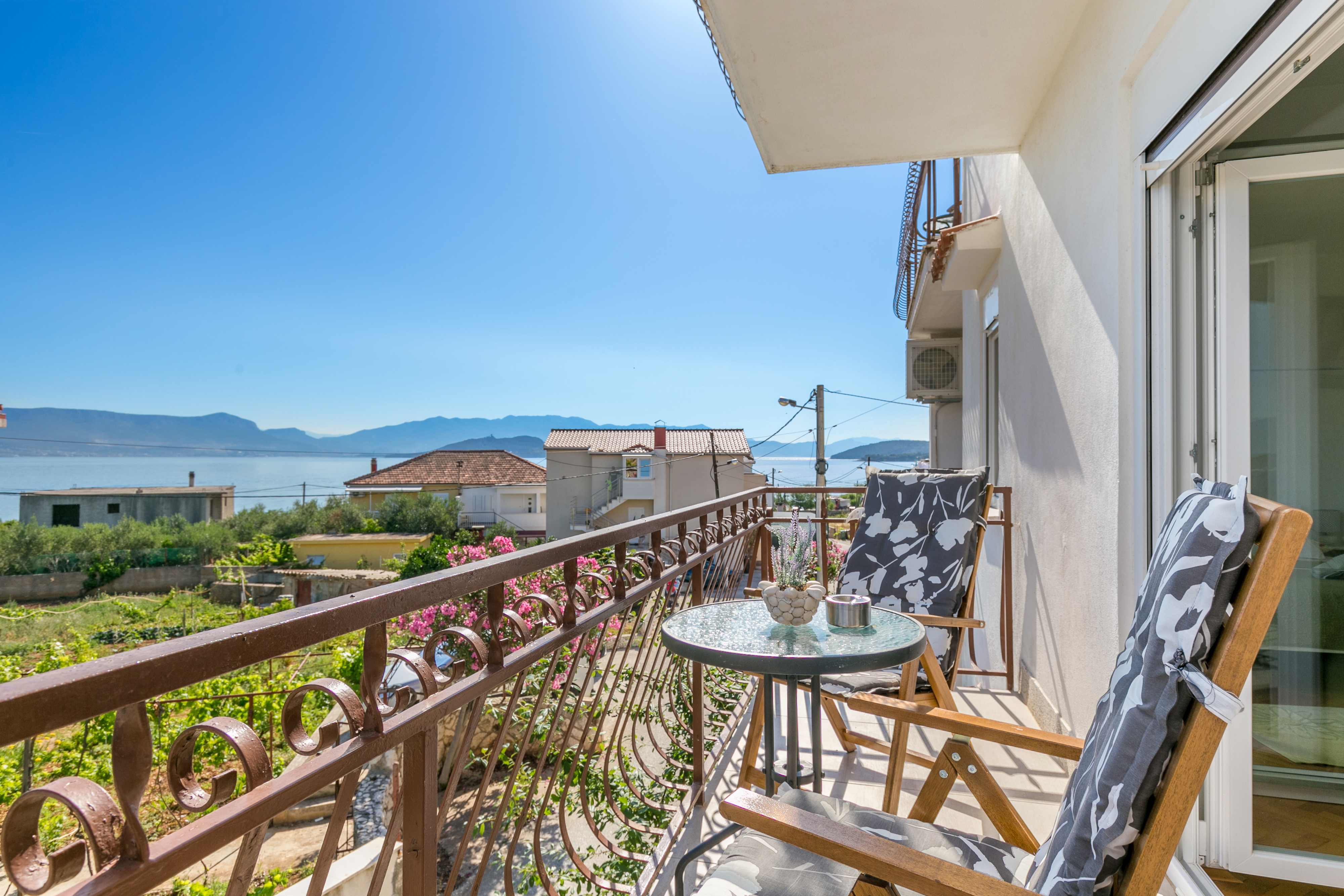 Three bedroom apartment with balcony and sea view Slatine, Čiovo  A-a