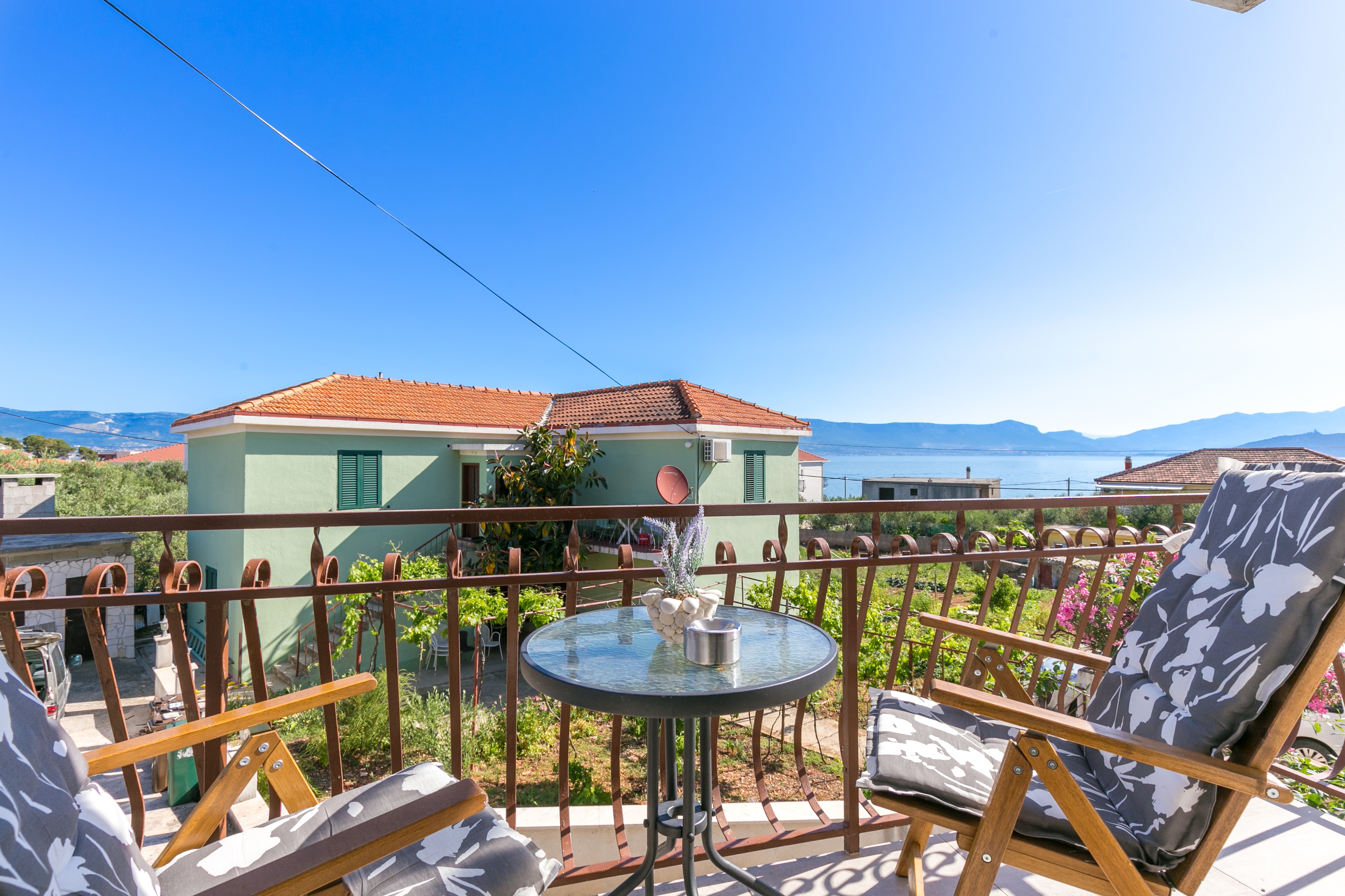 Three bedroom apartment with balcony and sea view Slatine, Čiovo  A-a
