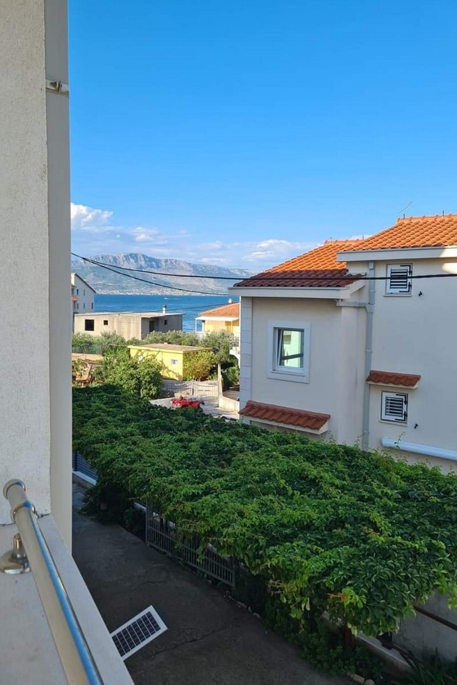 One bedroom apartment with terrace Slatine, Čiovo  A-e