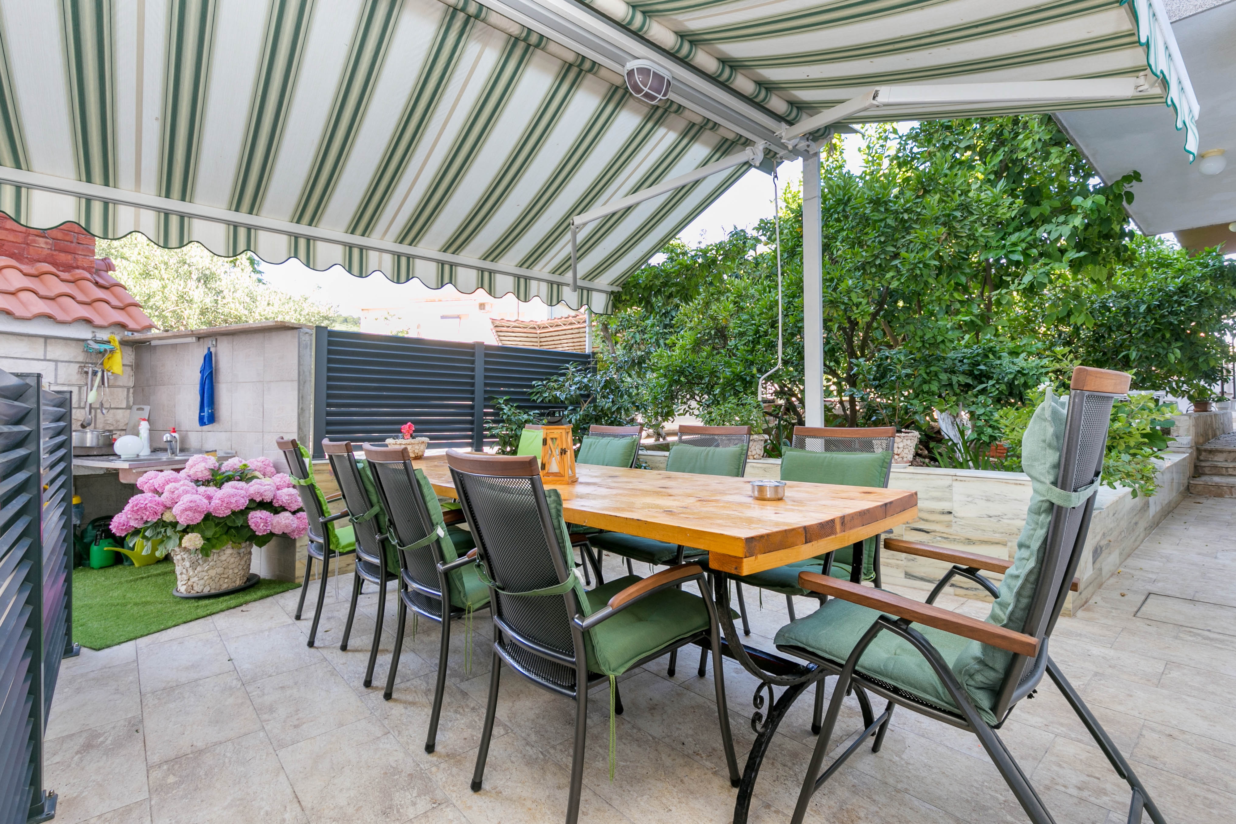 Two bedroom apartment with balcony and sea view Slatine, Čiovo (A-24266-b)