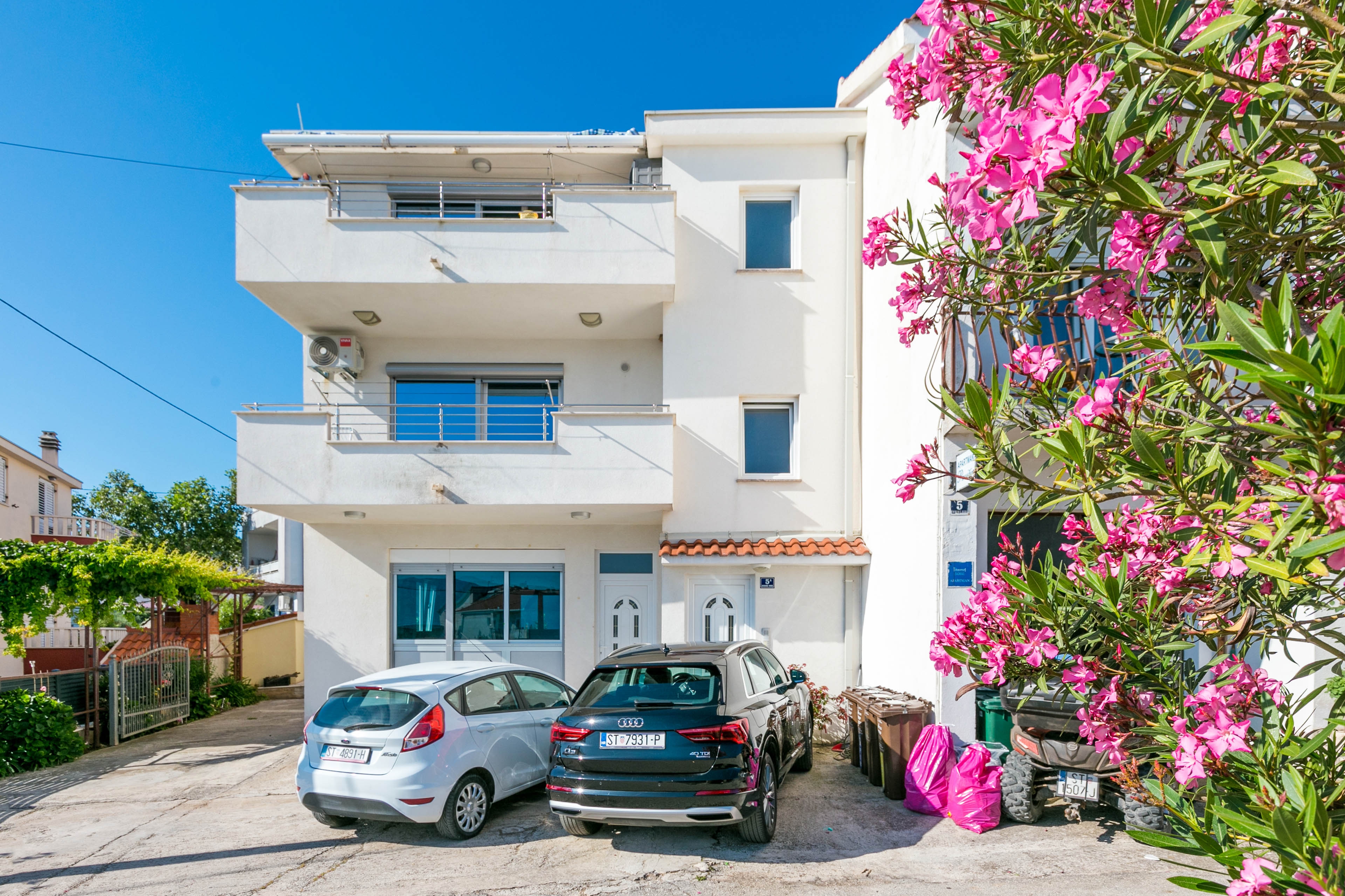 One bedroom apartment with balcony and sea view Slatine, Čiovo (A-24266-d)