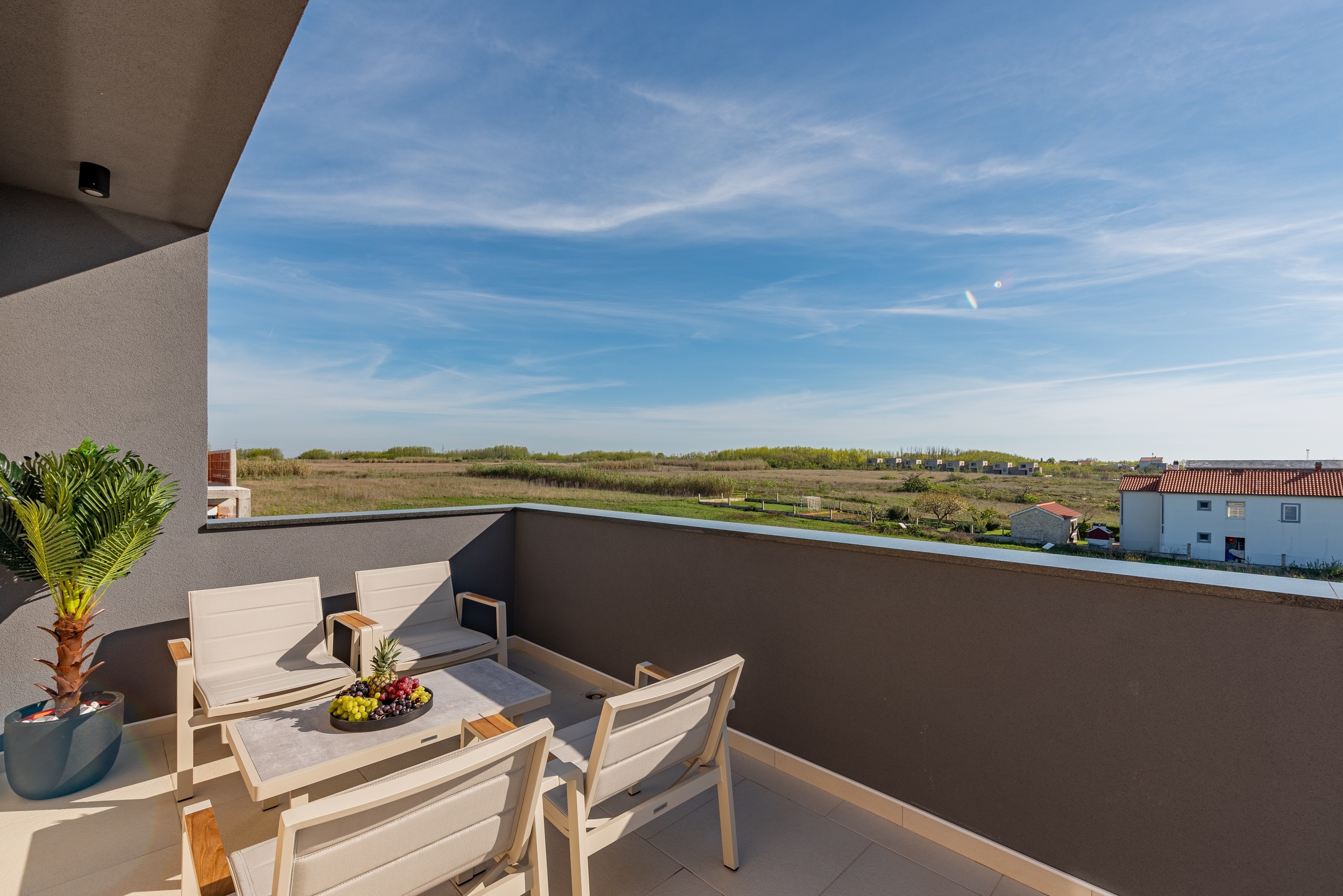 Comfortable and spacious house with terrace and sea view Privlaka, Zadar  K