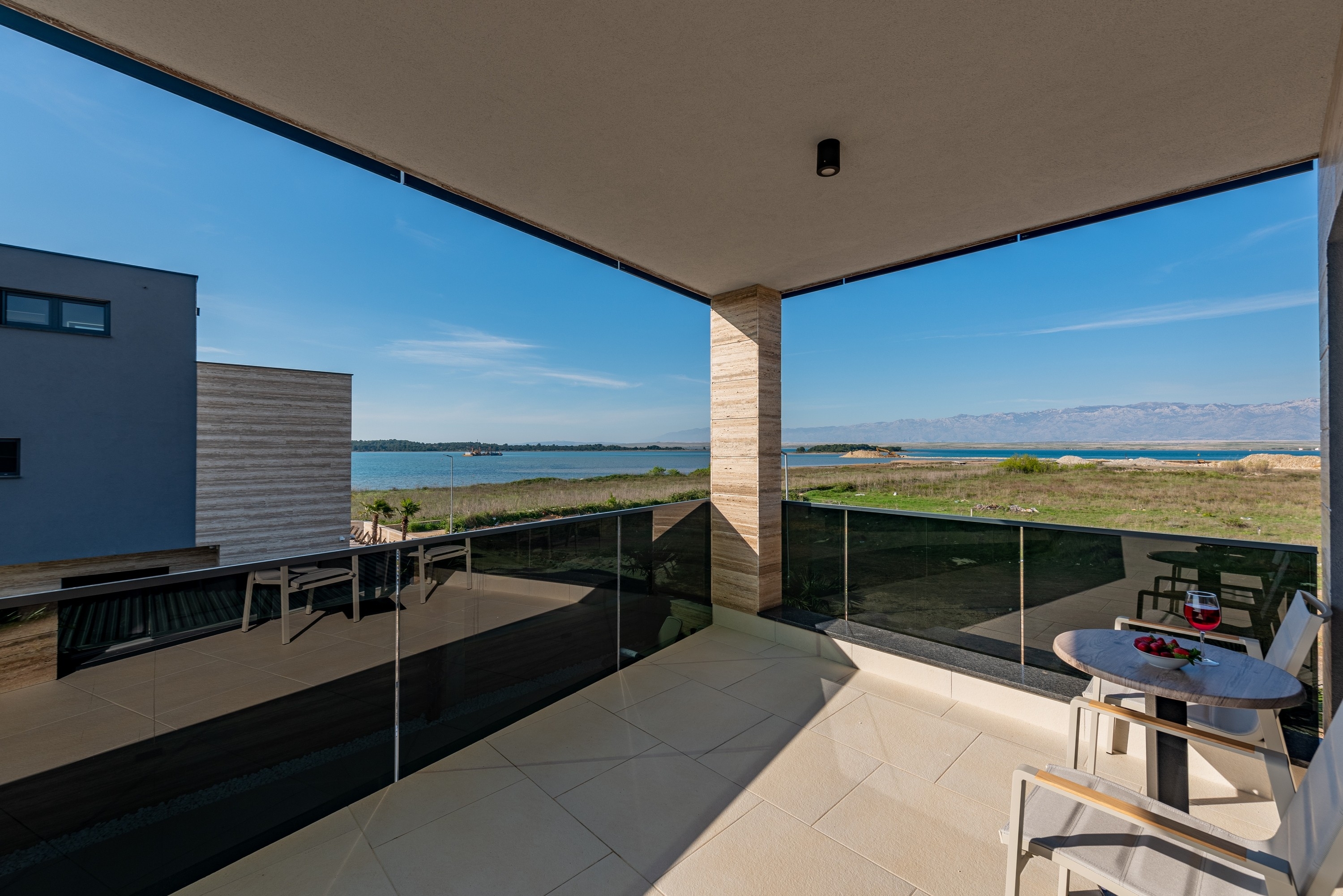 Comfortable and spacious house with terrace and sea view Privlaka, Zadar  K
