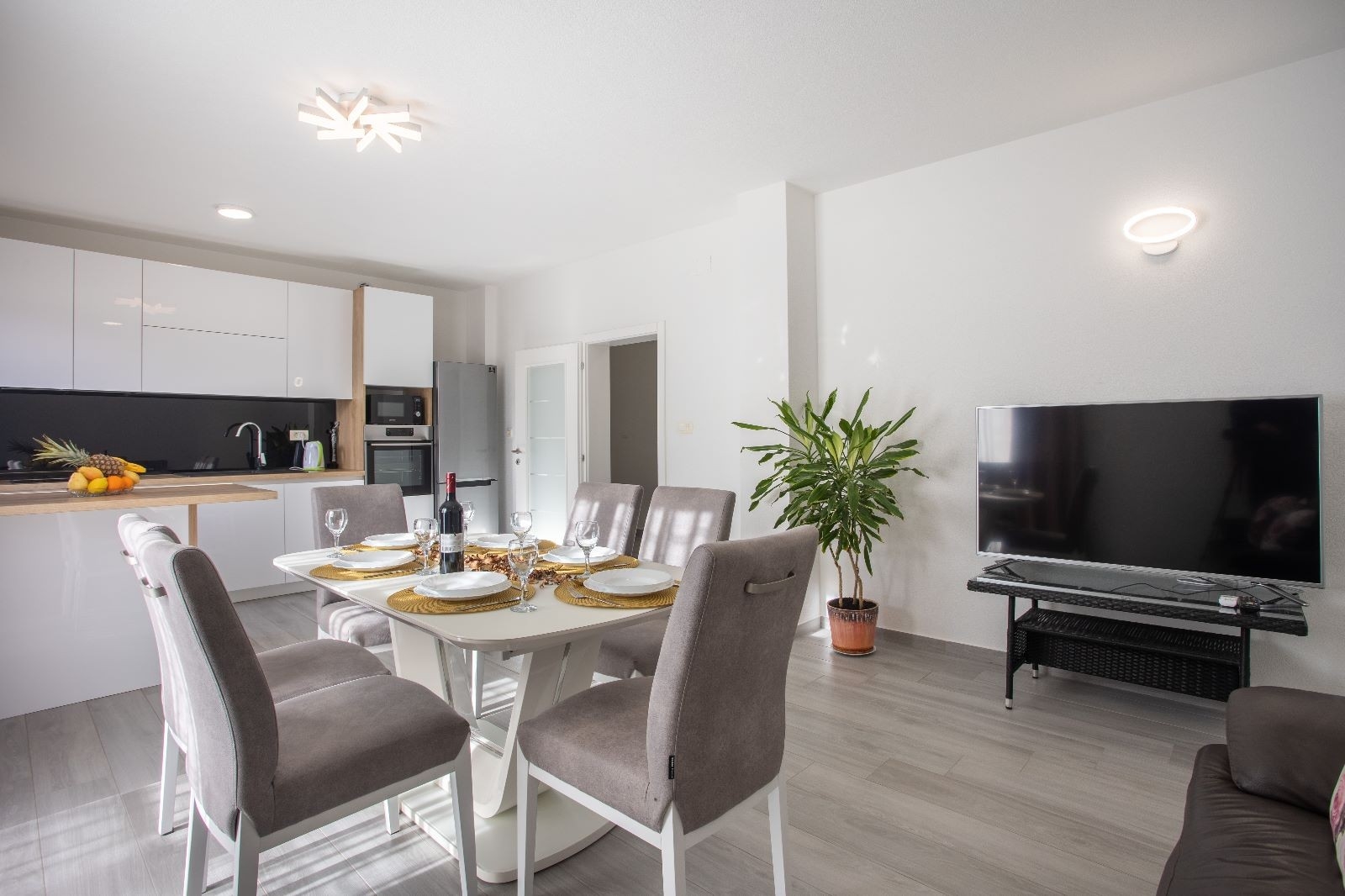 Three bedroom apartment with terrace and sea view Kaštel Stari, Kaštela (A-24273-a) Three bedroom apartment with terrace and sea view Kaštel Stari, Kaštela (A-24273-a)