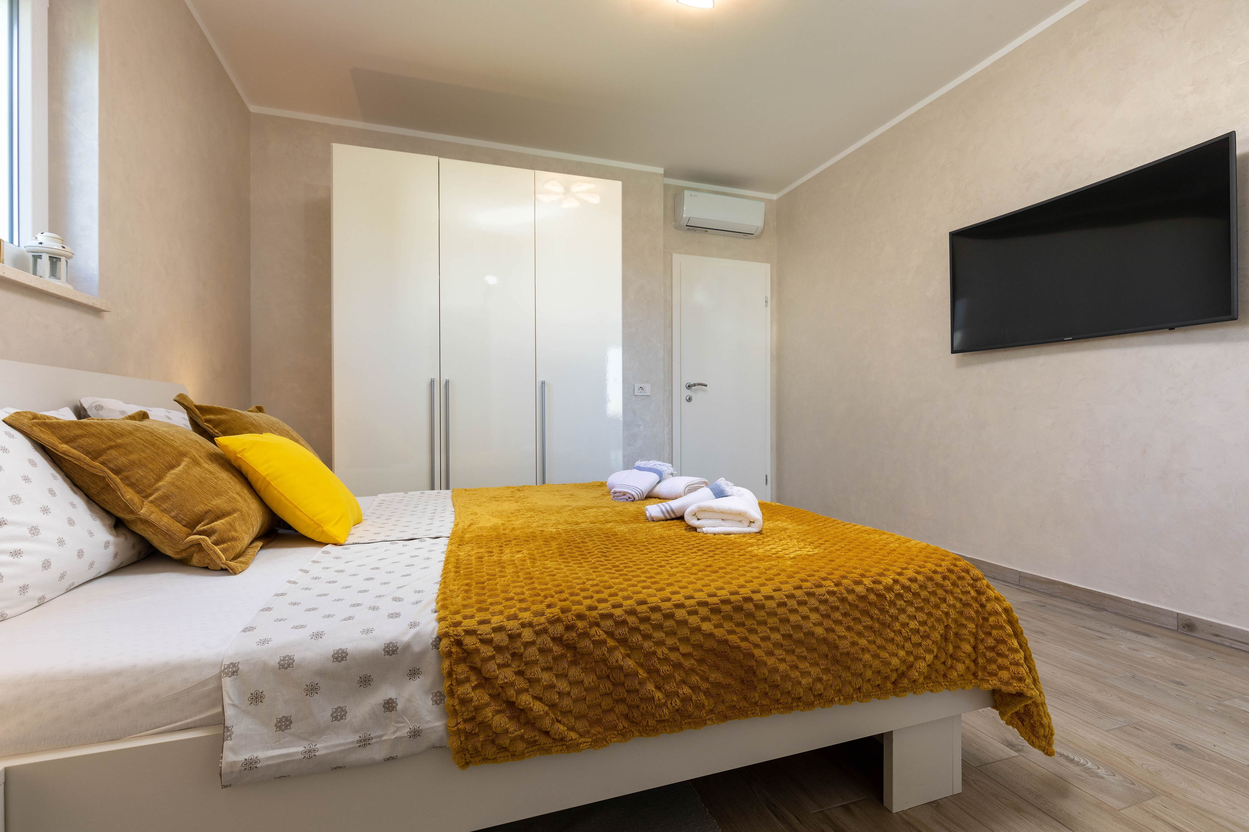 Two bedroom house with terrace Rovinj  K