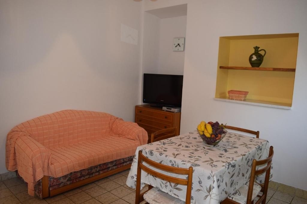 Two bedroom apartment with balcony Barbat, Rab (A-24277-a)