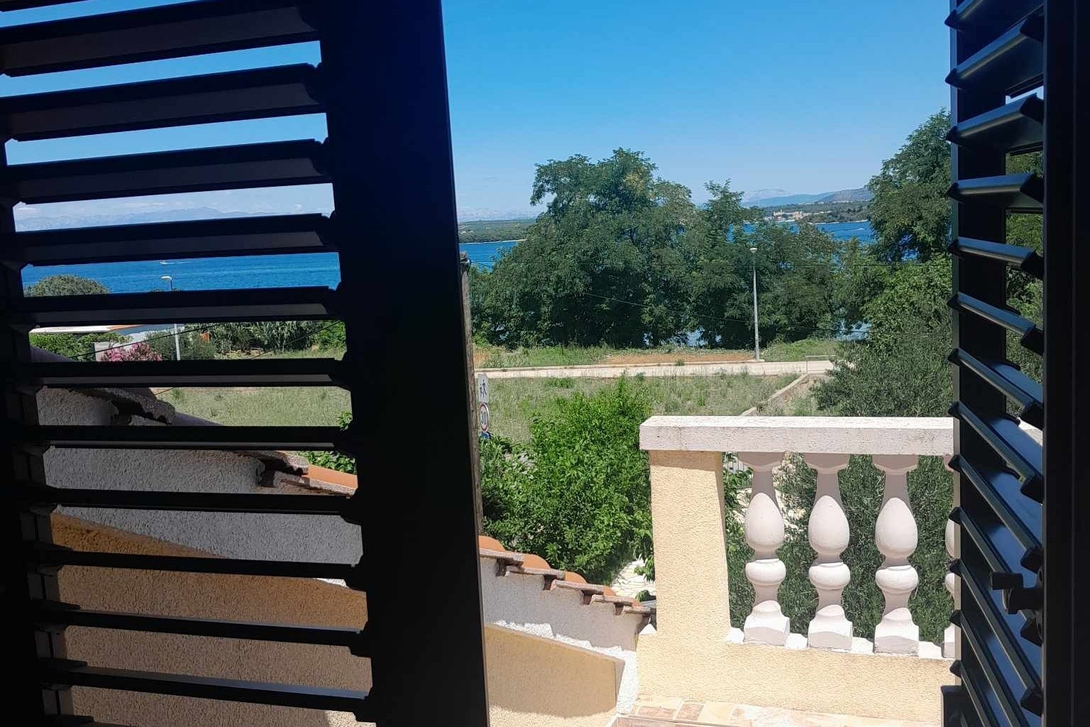 Enosobni apartma S teraso in pogledom na morje Tkon, Pašman  A-a