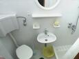 Komiža, Bathroom in the studio-apartment, (pet friendly) and WiFi.