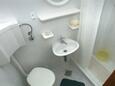 Komiža, Baño in the studio-apartment, (pet friendly) y WiFi.