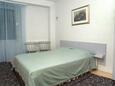 Komiža, Bedroom in the studio-apartment, air condition available, (pet friendly) and WiFi.