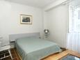 Komiža, Dormitorio in the studio-apartment, air condition available, (pet friendly) y WiFi.