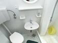 Kupaonica Komiža, Kupaonica u smještaju tipa studio-apartment, kućni ljubimci dozvoljeni i WiFi.