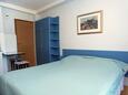 Spavaća soba Komiža, Spavaća soba u smještaju tipa studio-apartment, dostupna klima, kućni ljubimci dozvoljeni i WiFi.