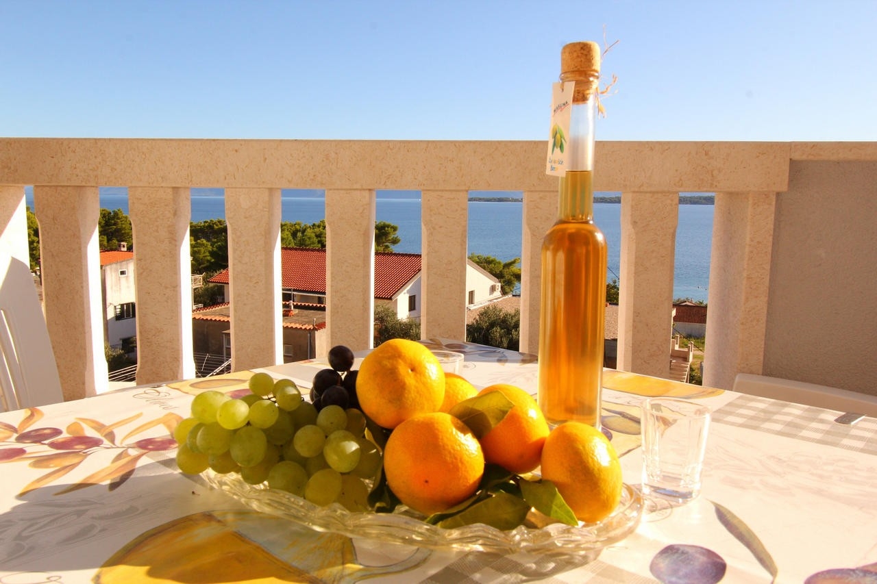 One bedroom apartment with terrace and sea view Živogošće - Blato, Makarska (A-24290-e)