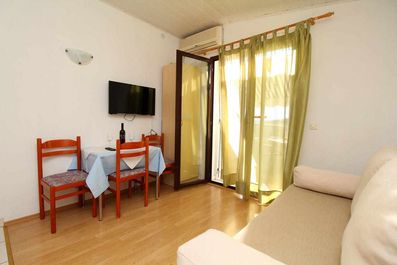 One bedroom apartment with terrace and sea view Živogošće - Blato (Makarska) (A-24290-f)