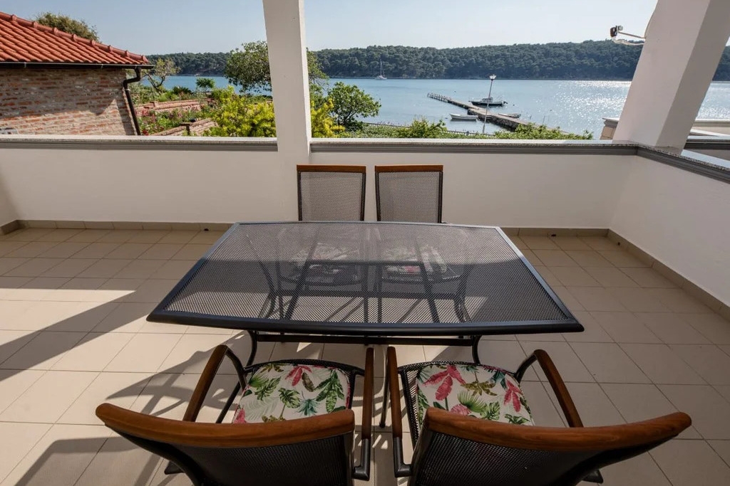 One bedroom apartment with terrace and sea view Palit, Rab  A-a