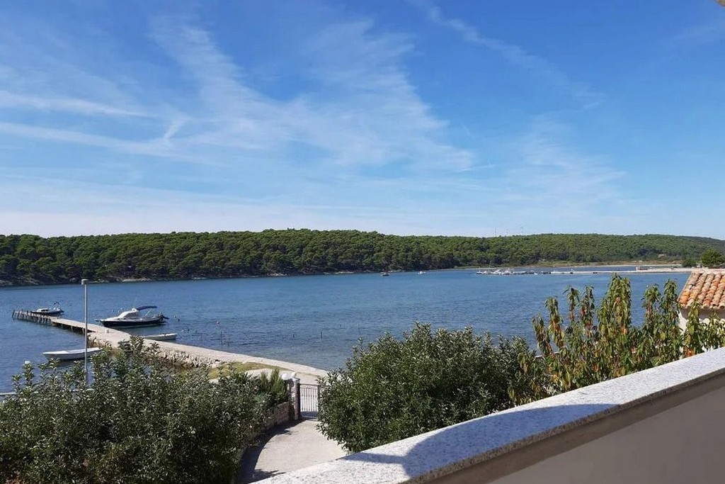 One bedroom apartment with terrace and sea view Palit, Rab  A-a