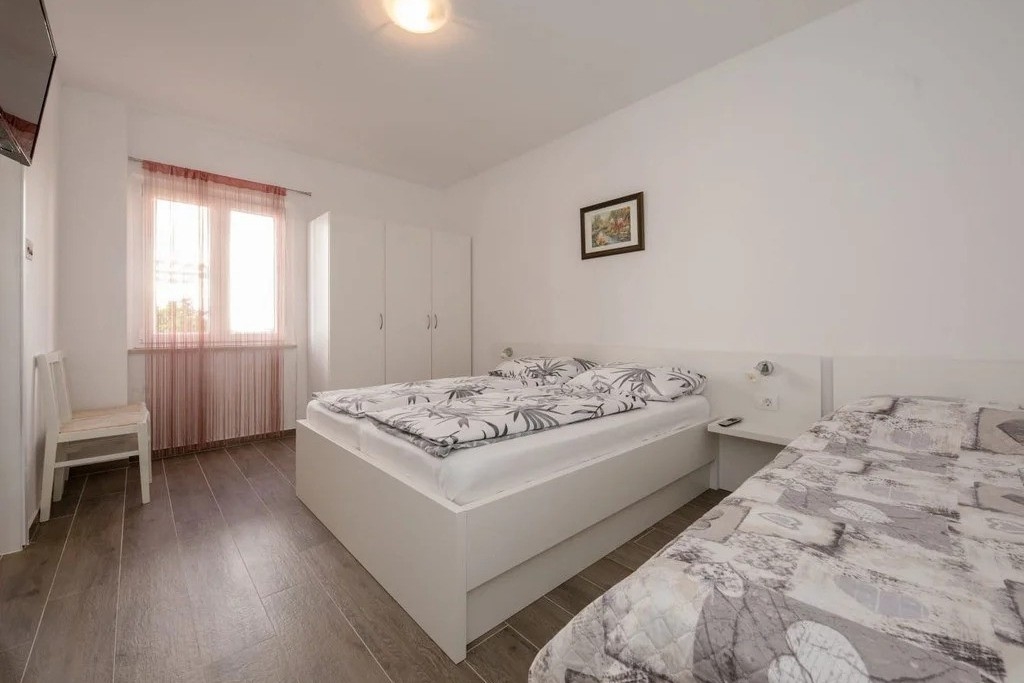 One bedroom apartment with terrace and sea view Palit, Rab  A-b