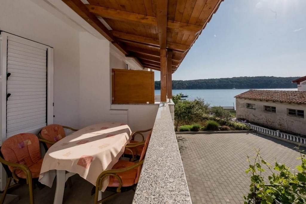 One bedroom apartment with terrace and sea view Palit, Rab  A-b