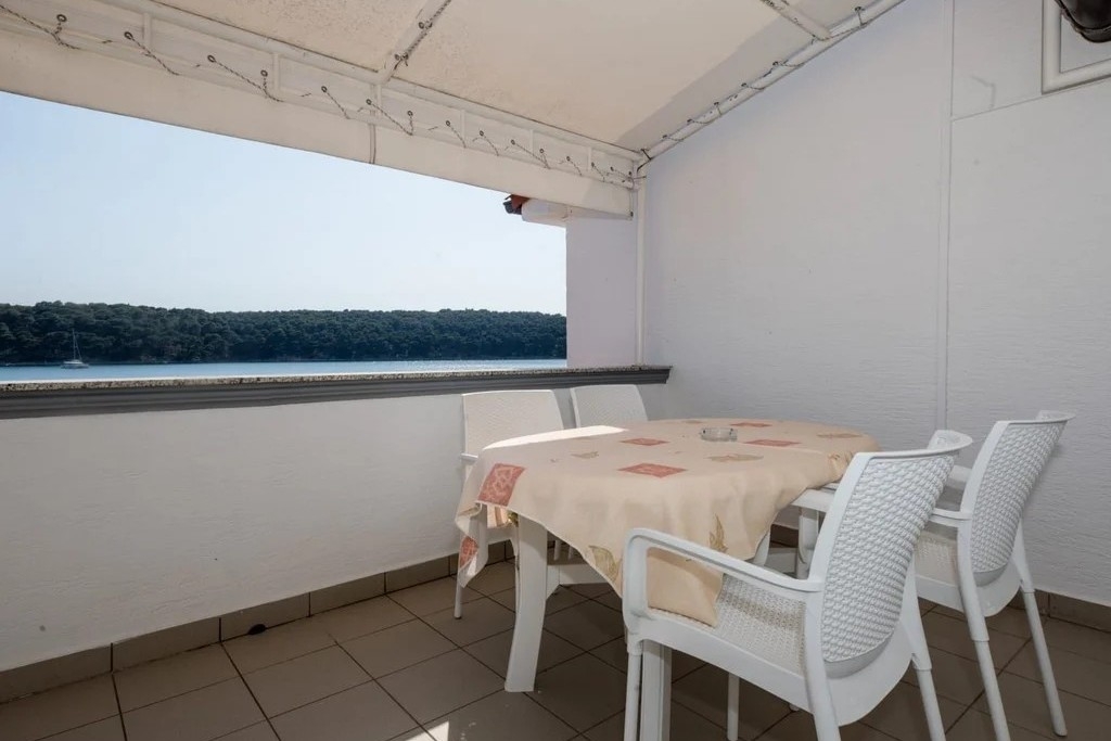One bedroom apartment with terrace and sea view Palit, Rab  A-c