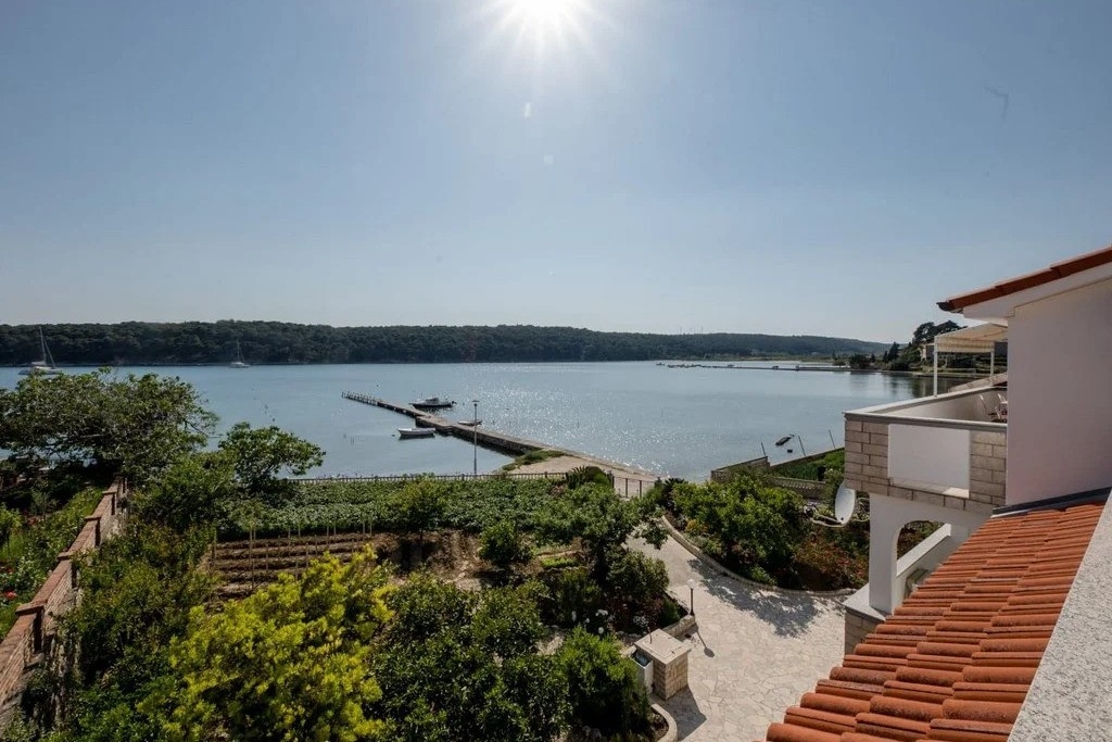 One bedroom apartment with terrace and sea view Palit, Rab  A-c