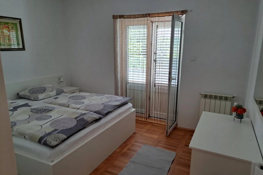 One bedroom apartment with terrace and sea view Palit, Rab  A-d