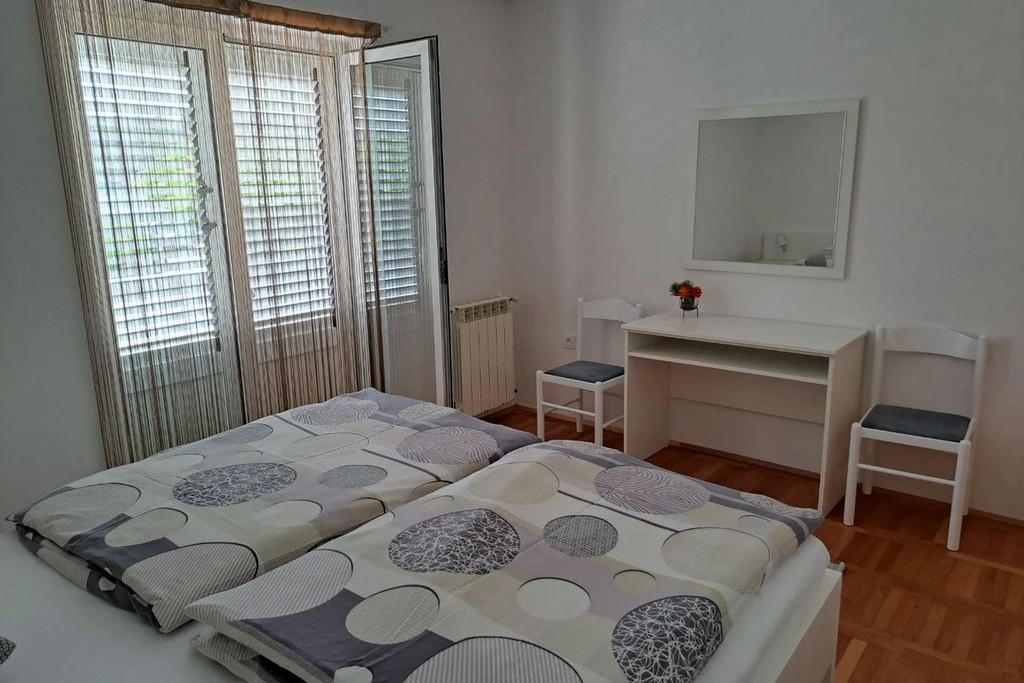 One bedroom apartment with terrace and sea view Palit, Rab  A-d