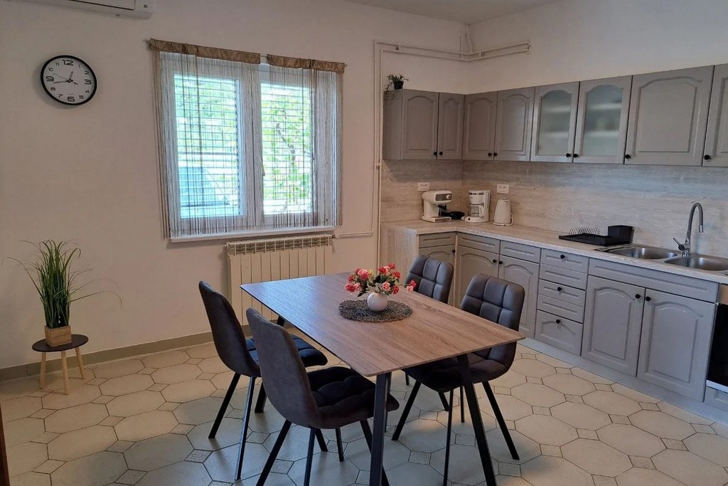 One bedroom apartment with terrace and sea view Palit, Rab  A-d