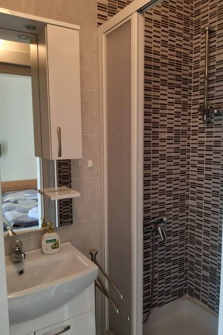 Room with balcony and sea view Palit, Rab  S-a