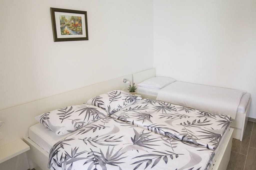 Room with balcony and sea view Palit, Rab  S-a