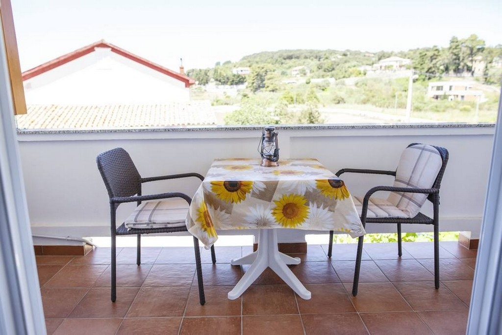 Room with balcony and sea view Palit, Rab  S-b