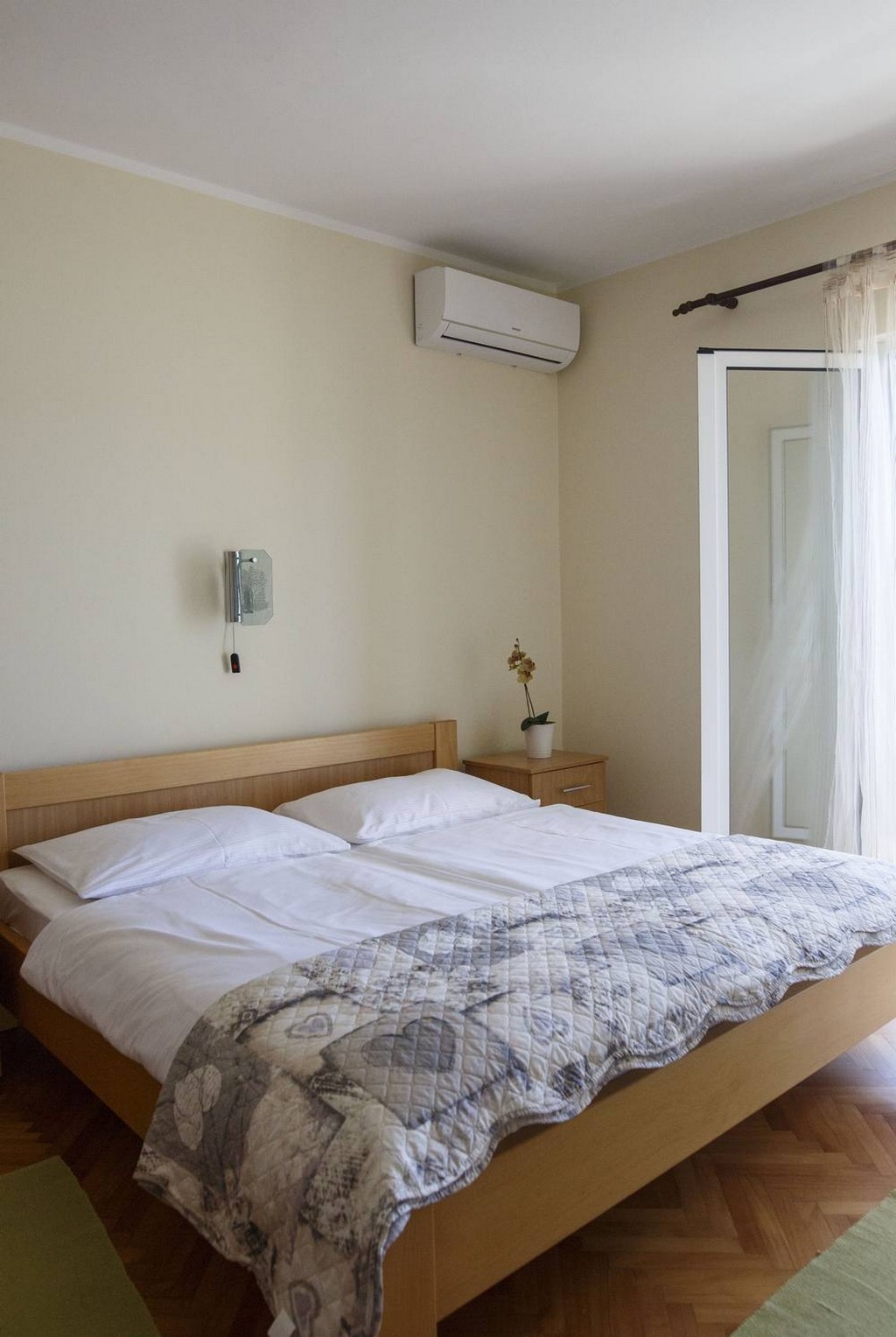 Room with balcony and sea view Palit, Rab  S-b