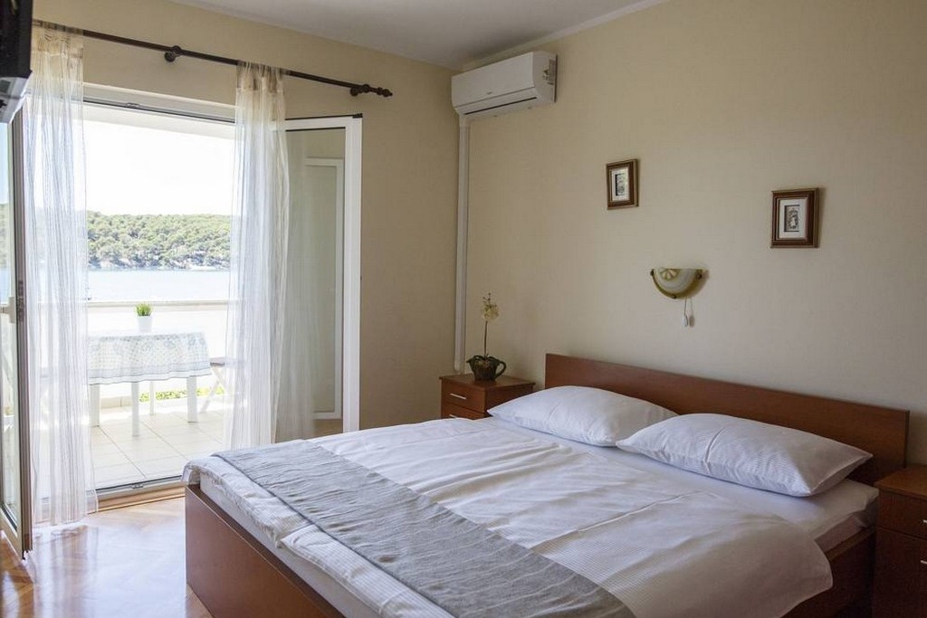 Room with balcony and sea view Palit, Rab  S-c
