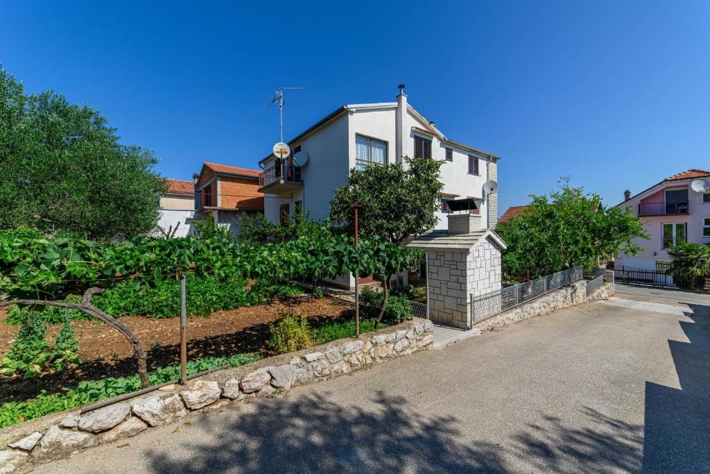 Dvosobni apartman s balkonom i pogledom na more Raslina, Krka  A-b