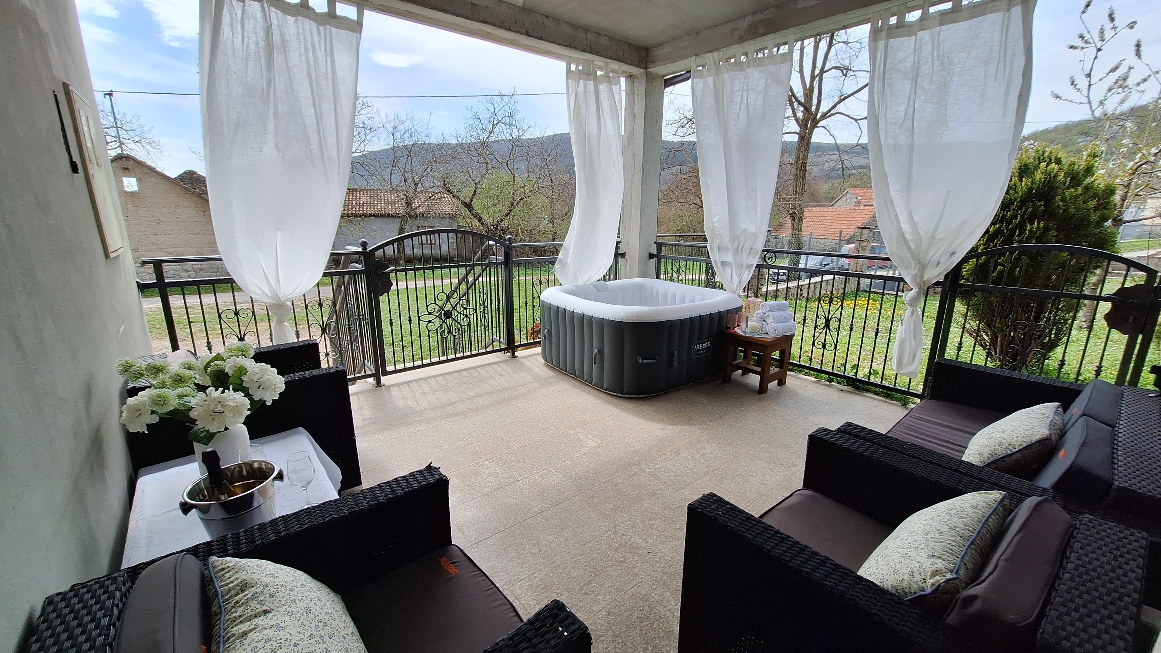 Four bedroom house with terrace Maovice, Zagora  K