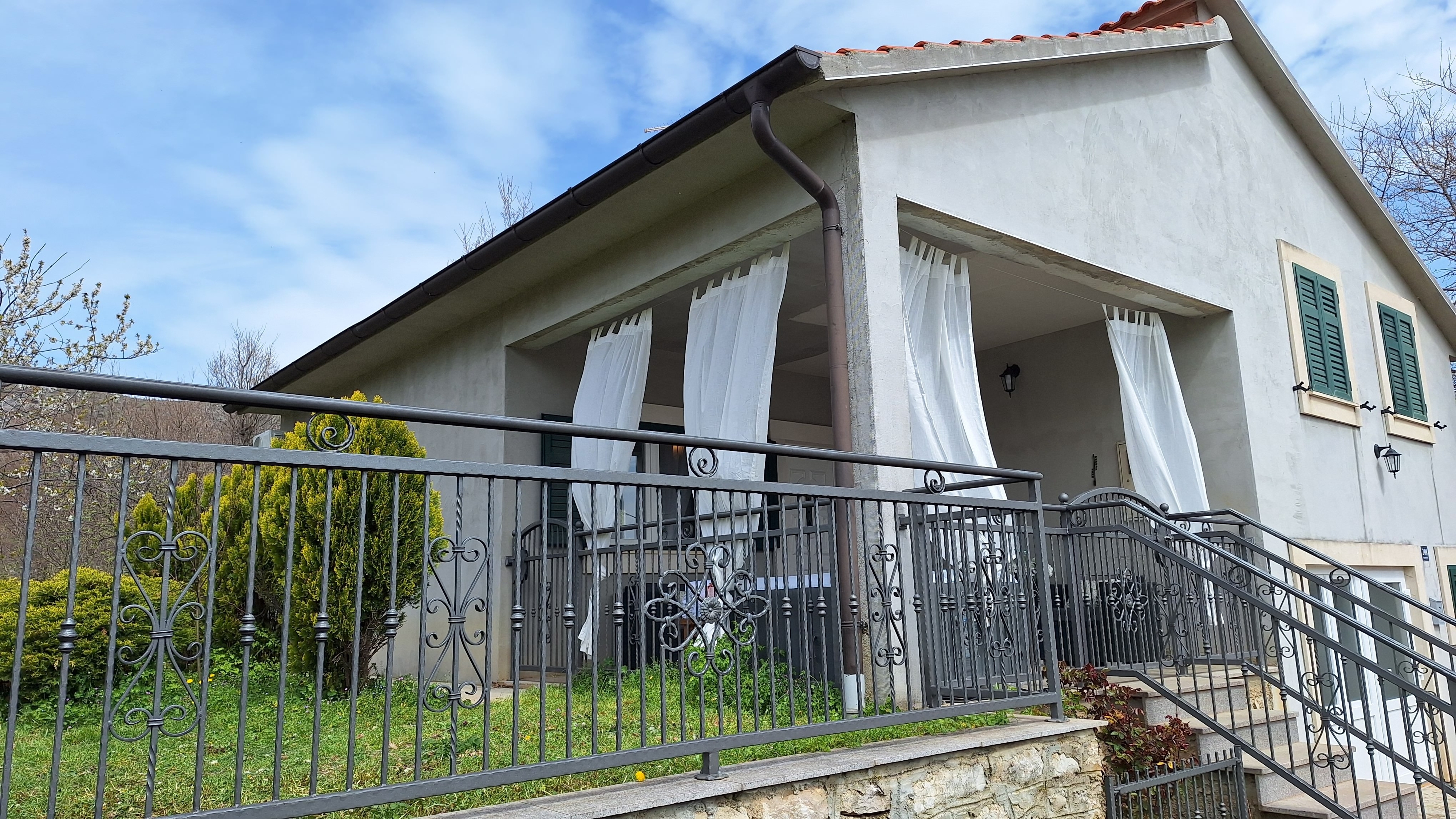 Four bedroom house with terrace Maovice, Zagora  K