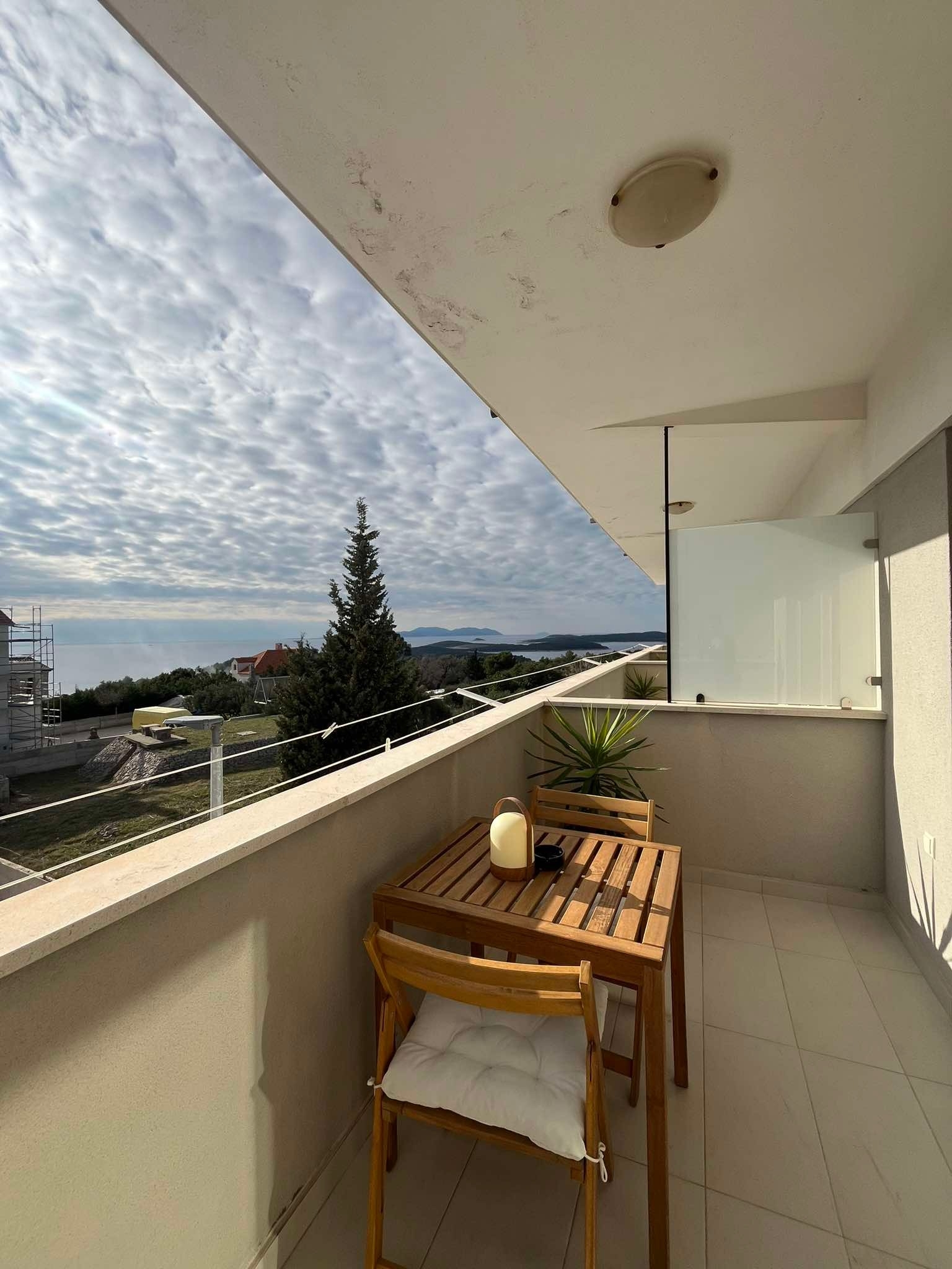 Room with balcony and sea view Hvar  S-b