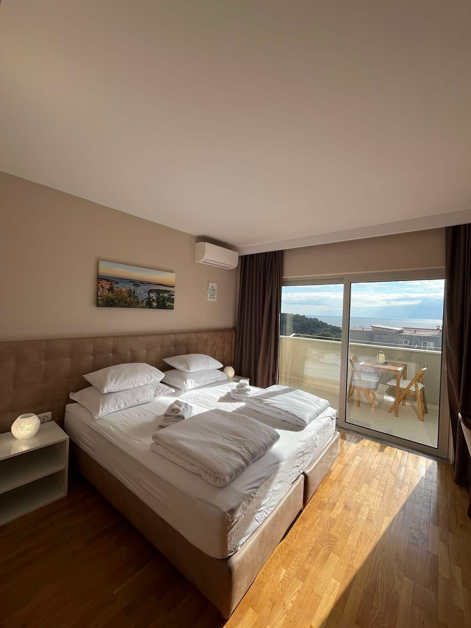 Room with balcony and sea view Hvar  S-b