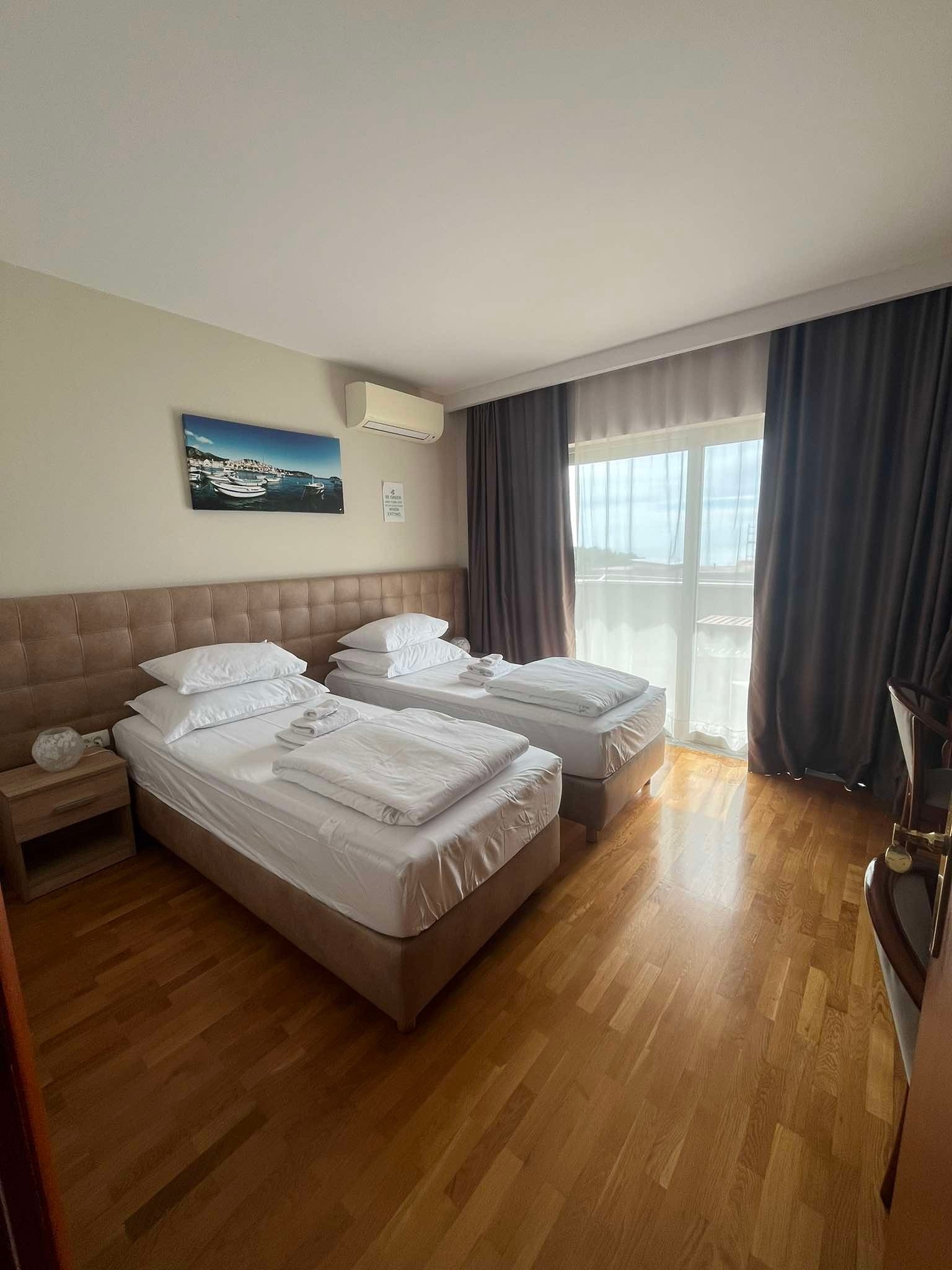 Room with balcony and sea view Hvar  S-b