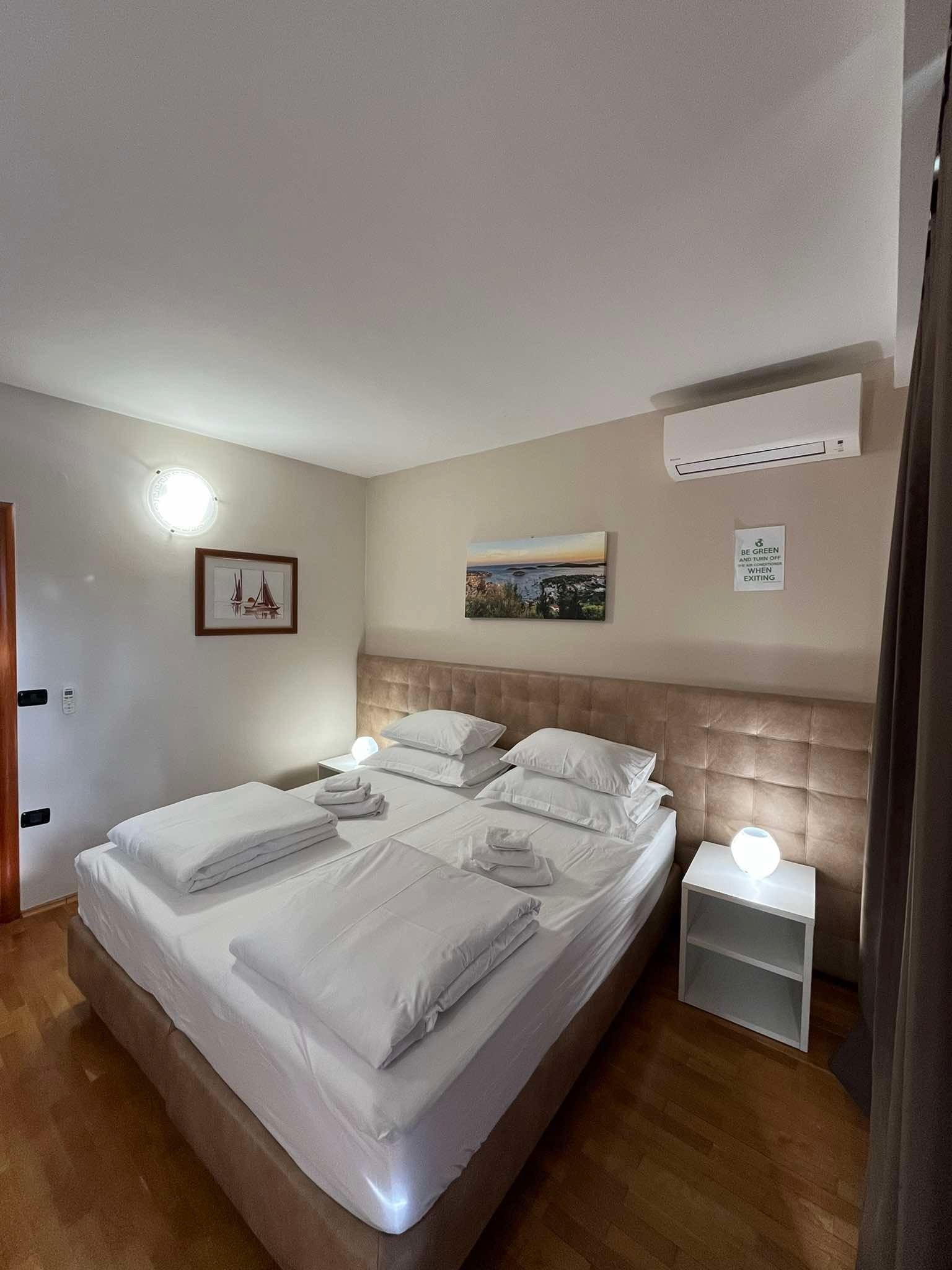 Room with balcony and sea view Hvar  S-b