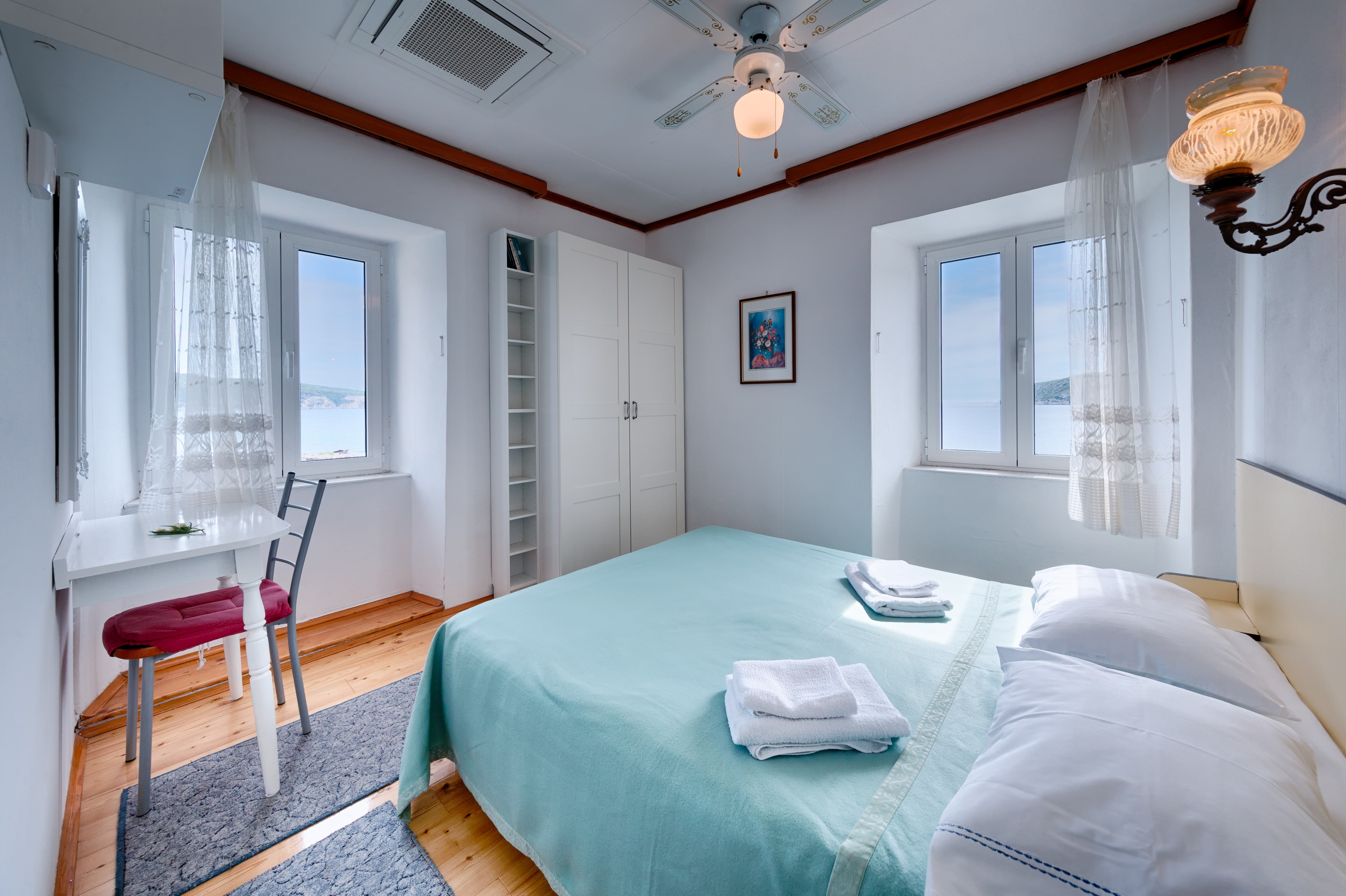 Room with air-conditioning Komiža, Vis (S-2431-c) Room with air-conditioning Komiža, Vis (S-2431-c)