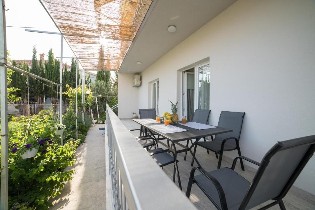 Two bedroom apartment with terrace Kaštel Kambelovac, Kaštela  A-a