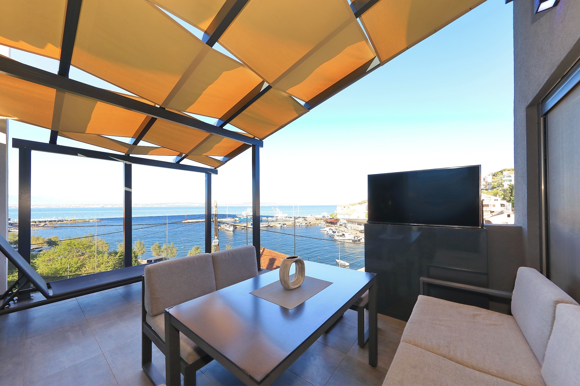 Three bedroom apartment with terrace and sea view Kali, Ugljan  A-a