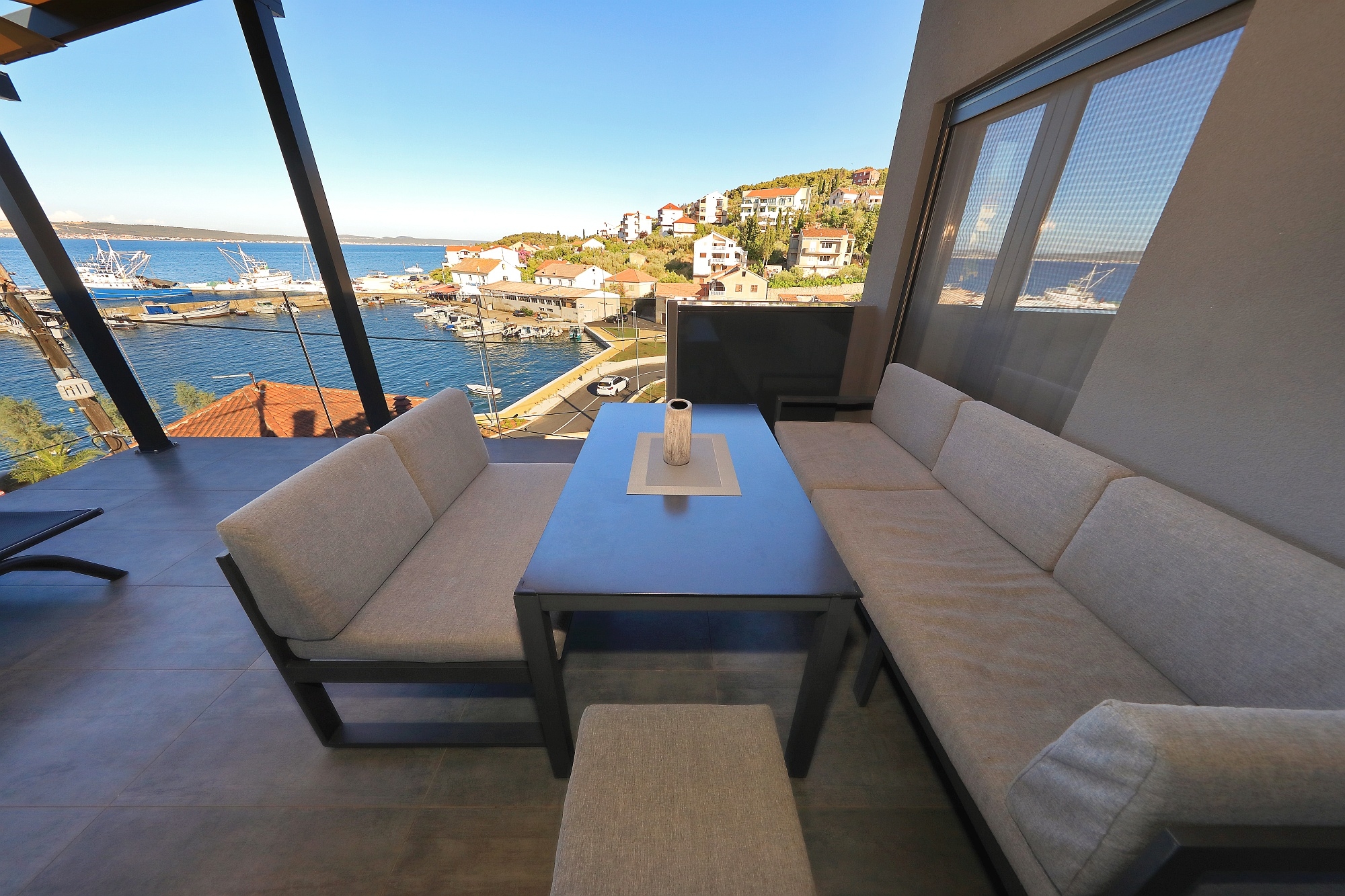 Three bedroom apartment with terrace and sea view Kali, Ugljan  A-a